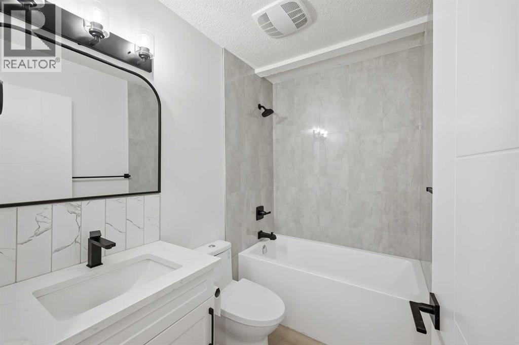Main washroom - 2404 51 Street Ne, Calgary, AB - Indoor Photo Showing Bathroom