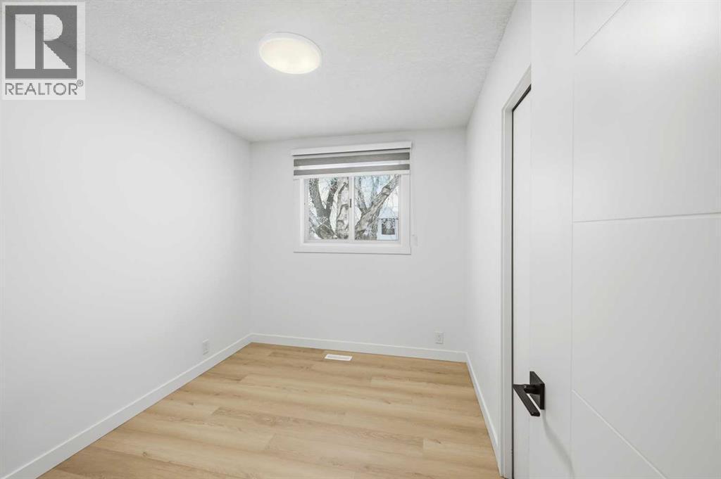 2404 51 Street Ne, Calgary, AB - Indoor Photo Showing Other Room