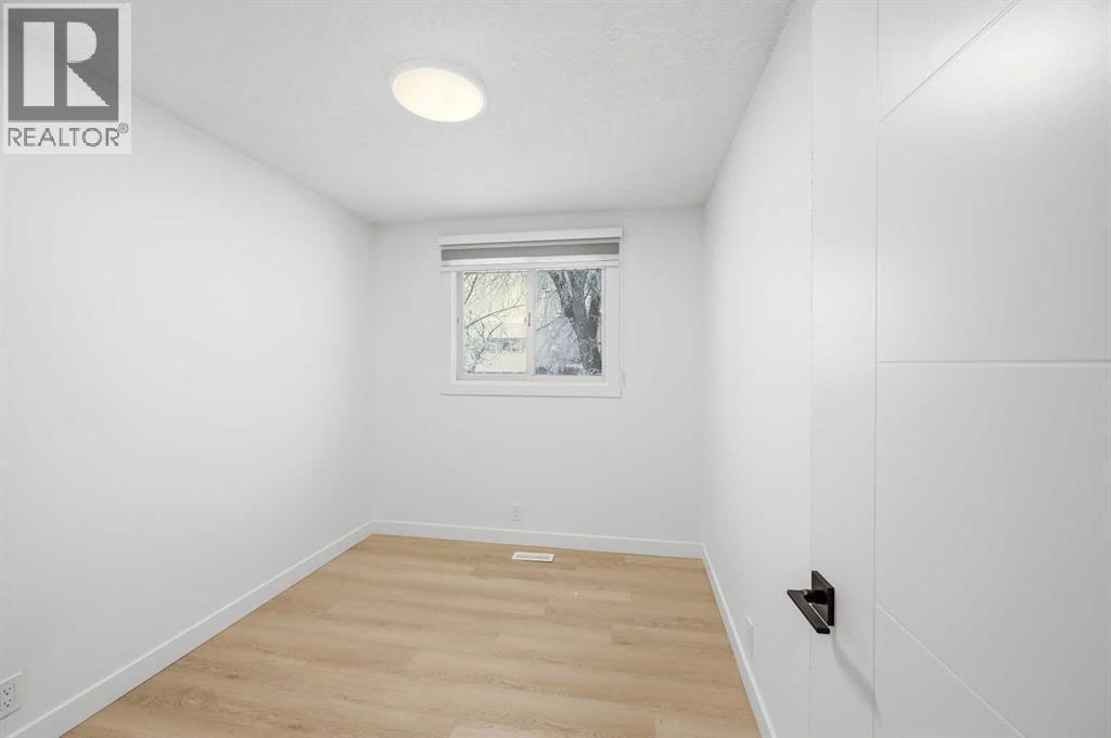 2404 51 Street Ne, Calgary, AB - Indoor Photo Showing Other Room