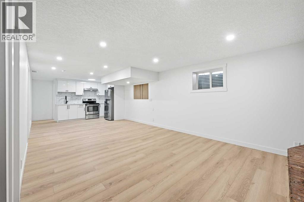 2404 51 Street Ne, Calgary, AB - Indoor