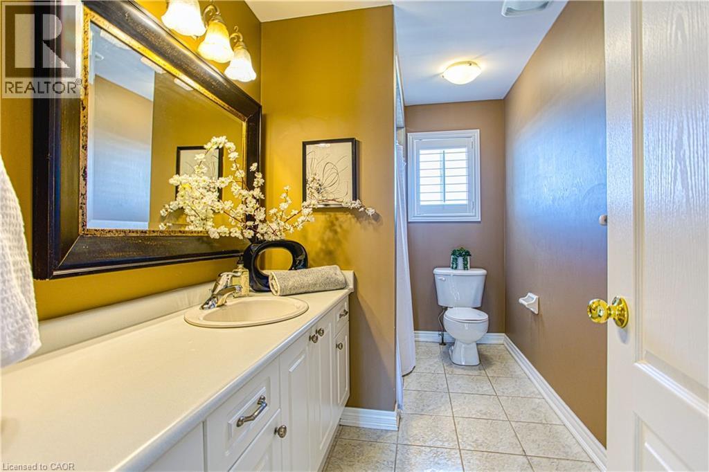 52 Biggs Avenue, Ancaster, ON - Indoor Photo Showing Bathroom
