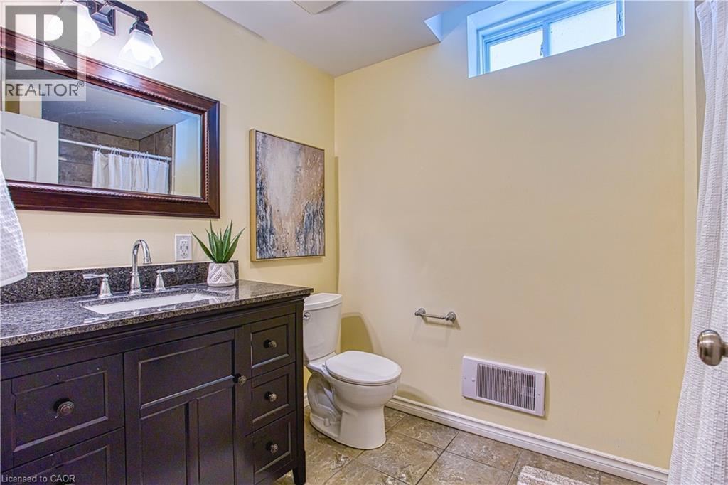 52 Biggs Avenue, Ancaster, ON - Indoor Photo Showing Bathroom