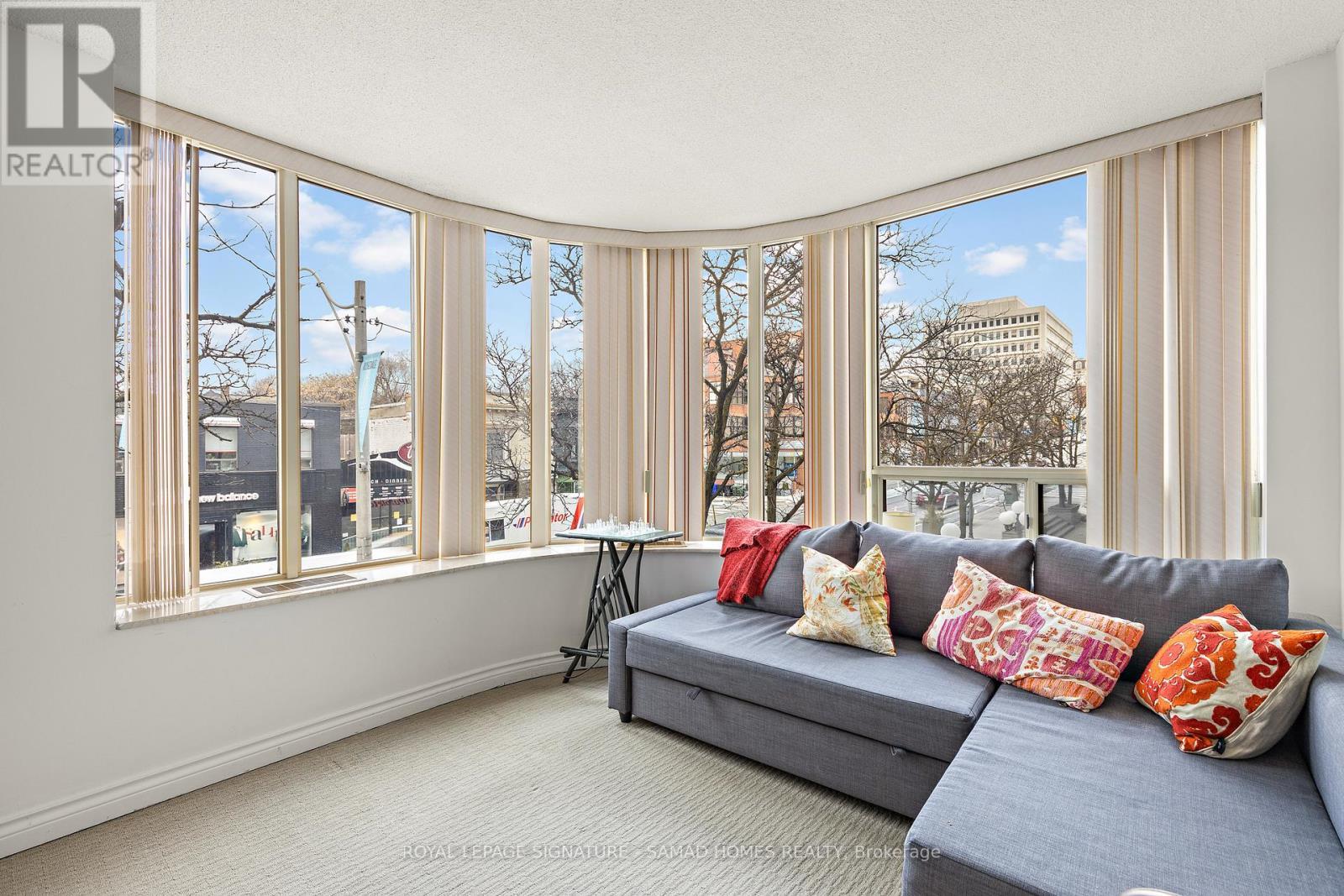 210 - 1177 Yonge Street, Toronto, ON - Indoor Photo Showing Living Room