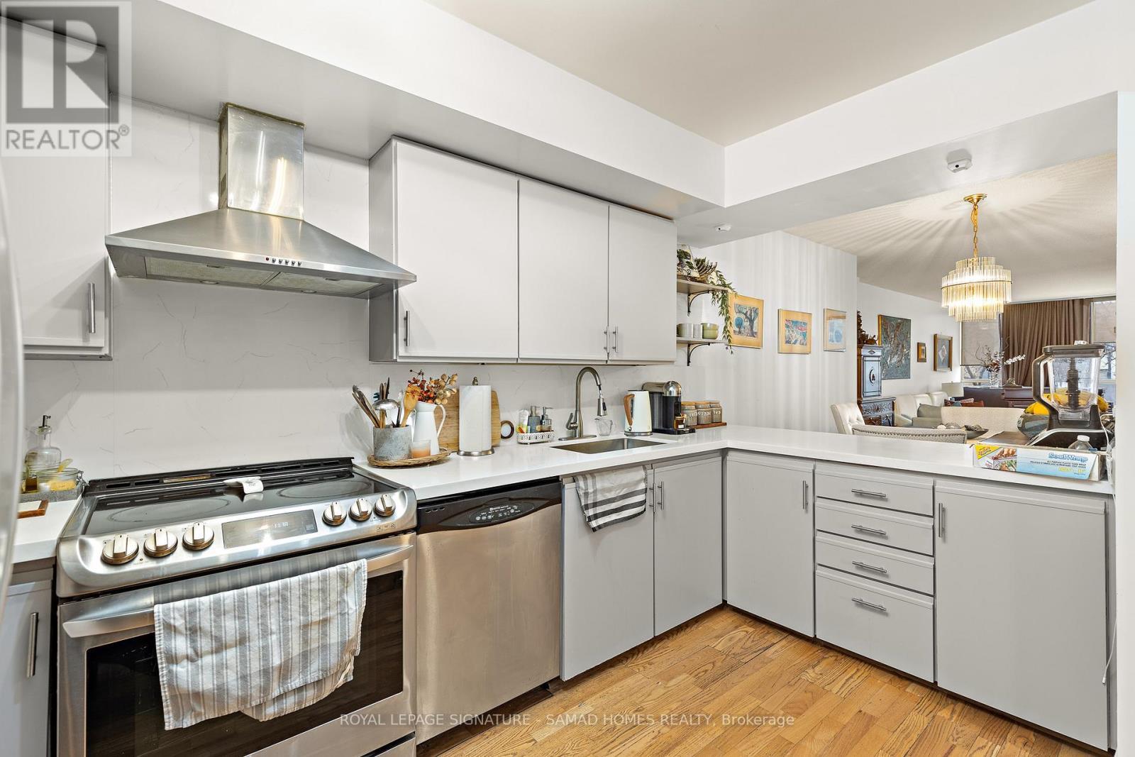 210 - 1177 Yonge Street, Toronto, ON - Indoor Photo Showing Kitchen