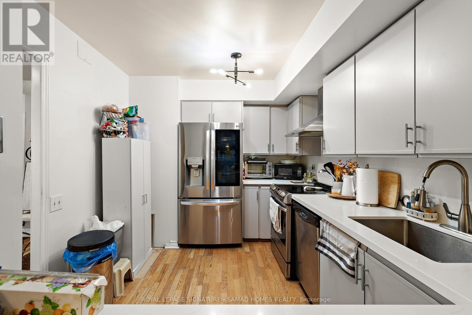 210 - 1177 Yonge Street, Toronto, ON - Indoor Photo Showing Kitchen