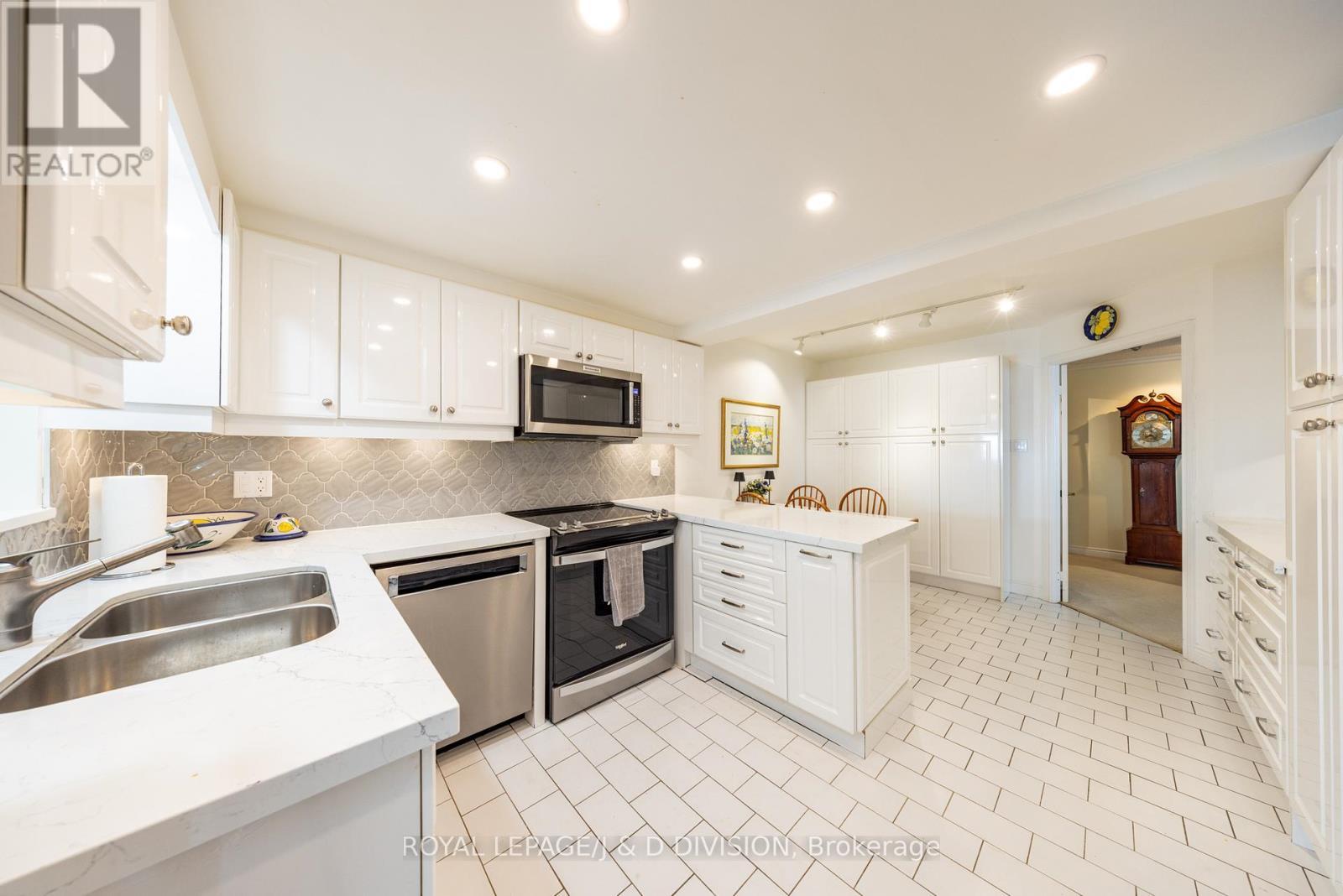 1710 - 65 Spring Garden Avenue, Toronto, ON - Indoor Photo Showing Kitchen With Double Sink With Upgraded Kitchen