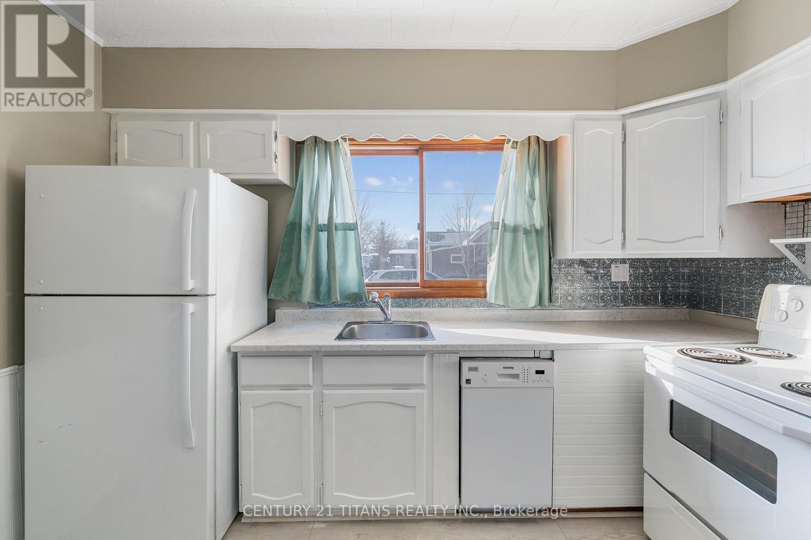 700 Wallace Street, Chatham-Kent, ON - Indoor Photo Showing Kitchen