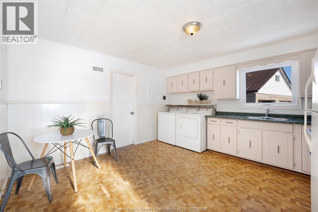 1331 Deer Run Road, Leamington, ON - Indoor Photo Showing Kitchen With Double Sink