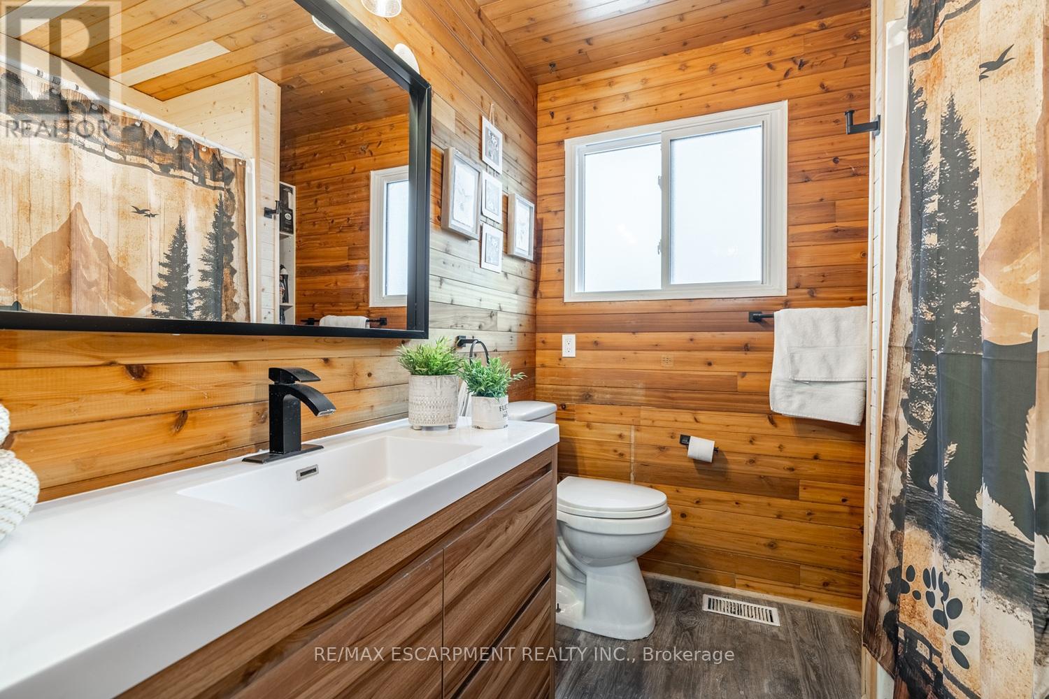 111 King Street E, Haldimand, ON - Indoor Photo Showing Bathroom