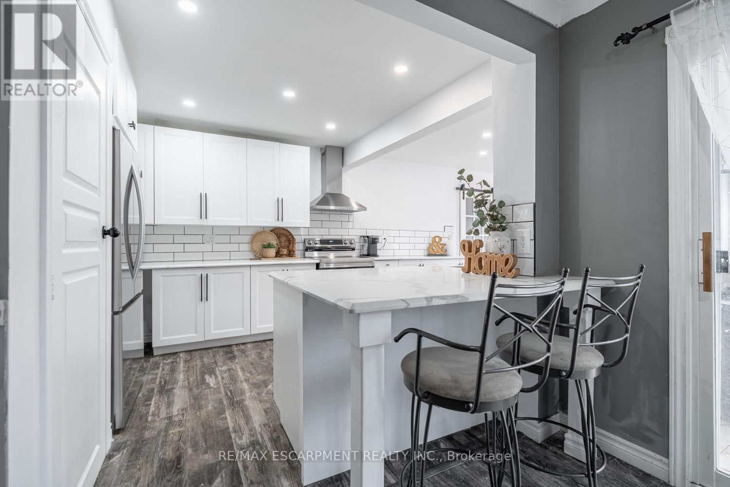 111 King Street E, Haldimand, ON - Indoor Photo Showing Kitchen With Upgraded Kitchen