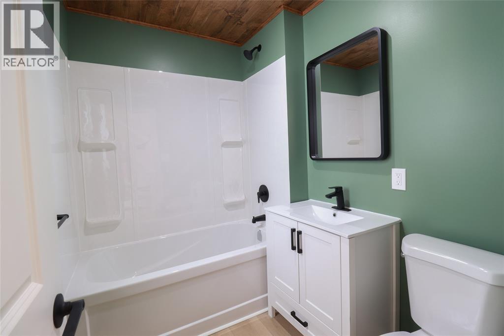 107 Walnut Avenue North, Sarnia, ON - Indoor Photo Showing Bathroom