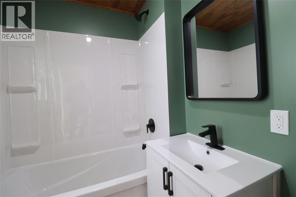 107 Walnut Avenue North, Sarnia, ON - Indoor Photo Showing Bathroom