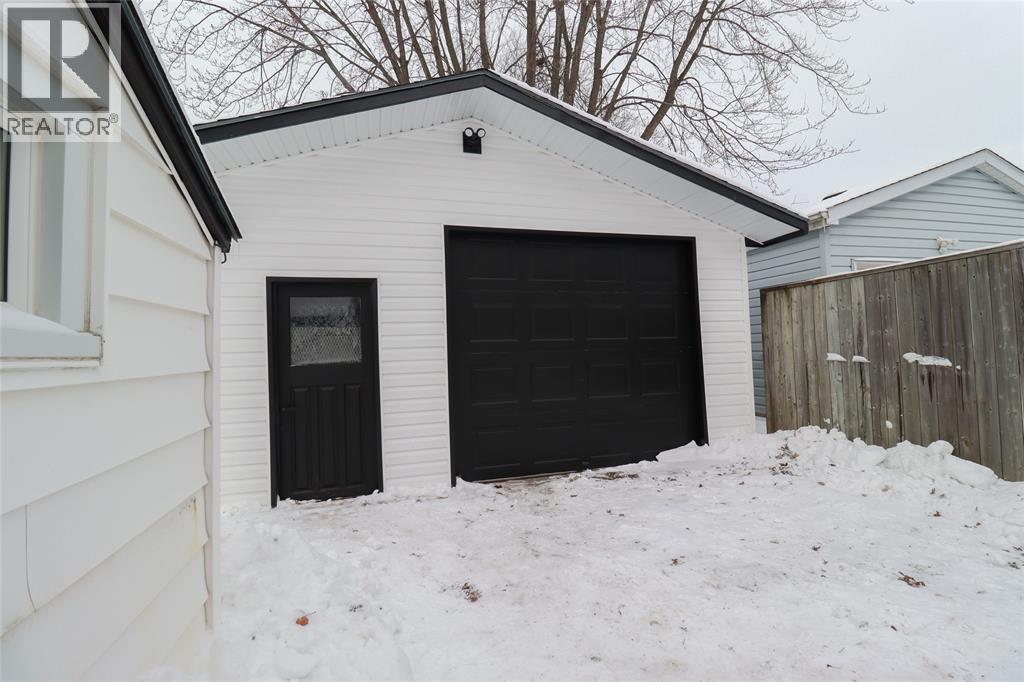 107 Walnut Avenue North, Sarnia, ON - Outdoor With Exterior