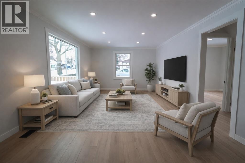 107 Walnut Avenue North, Sarnia, ON - Indoor Photo Showing Living Room