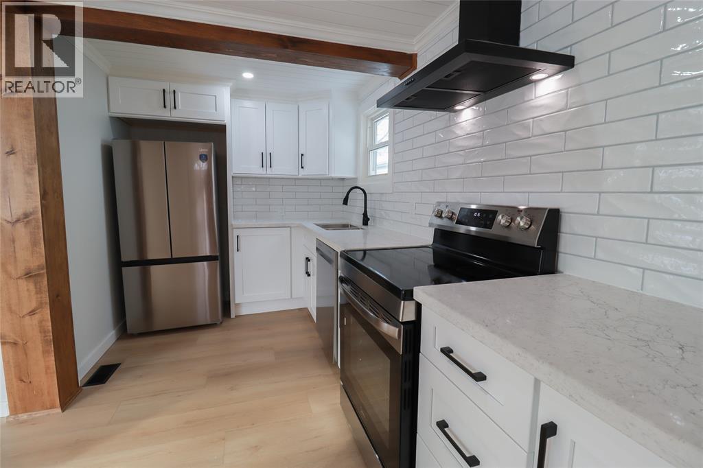 107 Walnut Avenue North, Sarnia, ON - Indoor Photo Showing Kitchen With Upgraded Kitchen