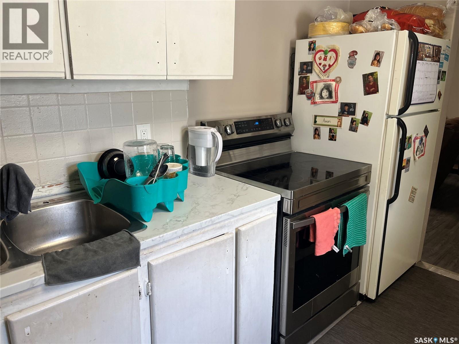 1447 Robinson Street, Regina, SK - Indoor Photo Showing Kitchen