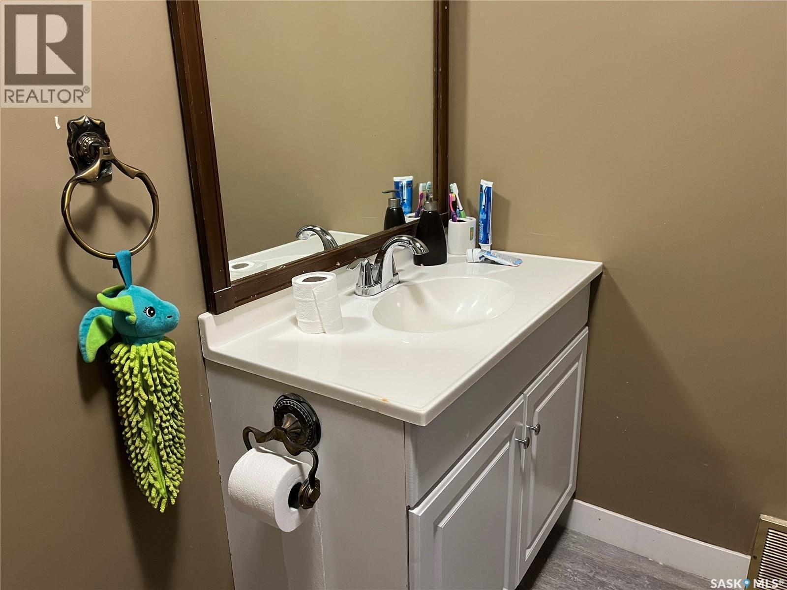 1447 Robinson Street, Regina, SK - Indoor Photo Showing Bathroom