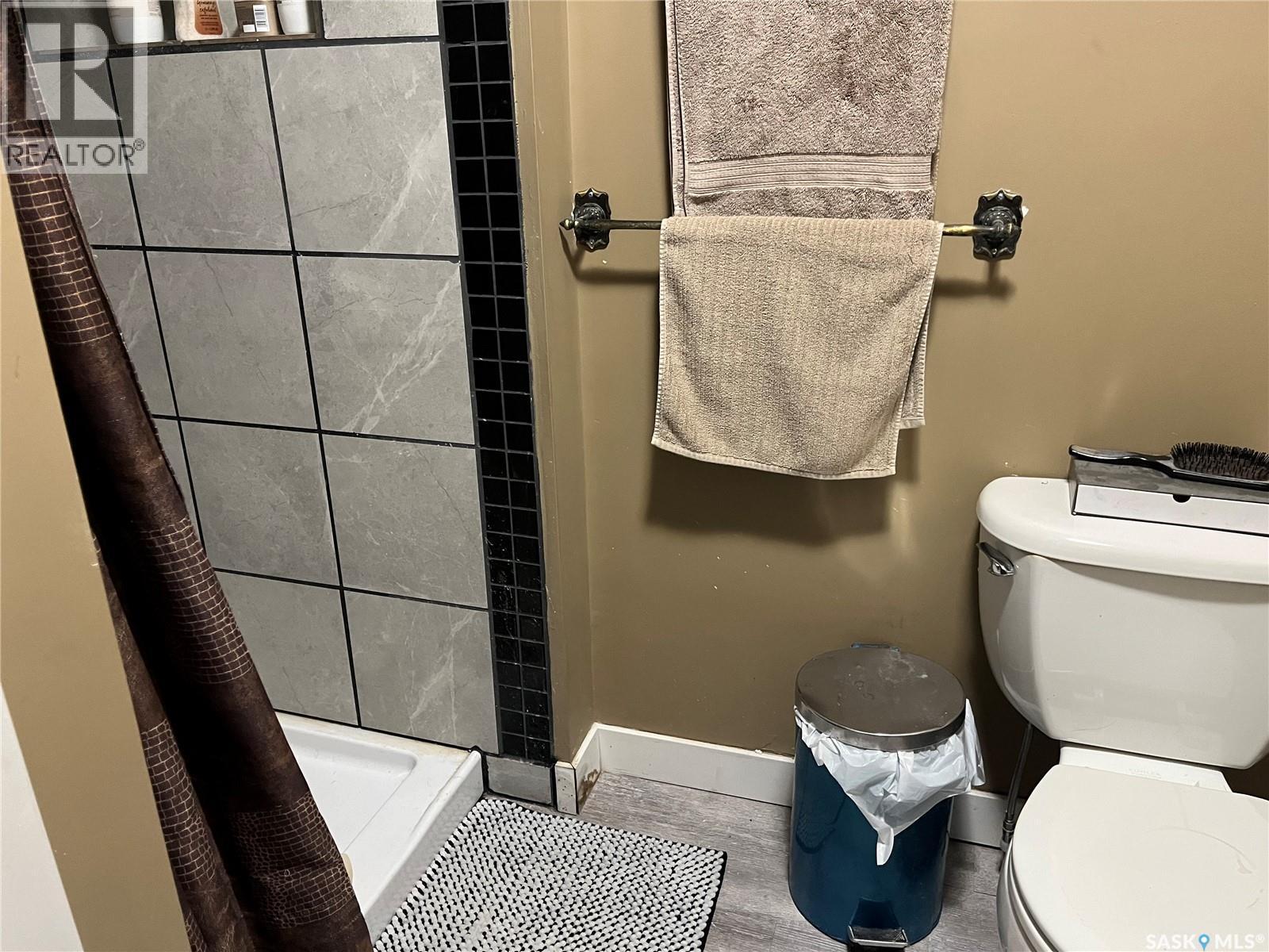 1447 Robinson Street, Regina, SK - Indoor Photo Showing Bathroom