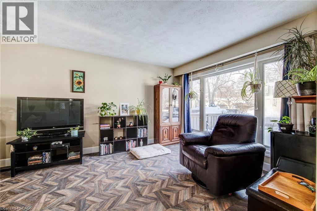 71 Shadeland Crescent, Kitchener, ON - Indoor Photo Showing Living Room