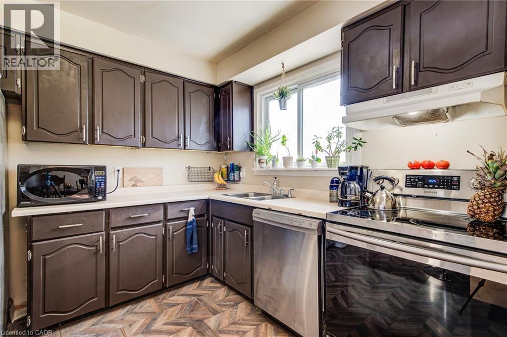 71 Shadeland Crescent, Kitchener, ON - Indoor Photo Showing Kitchen With Double Sink