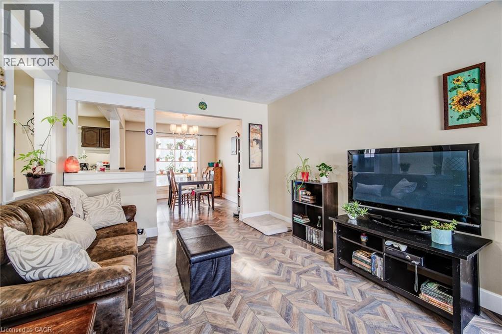 71 Shadeland Crescent, Kitchener, ON - Indoor Photo Showing Living Room