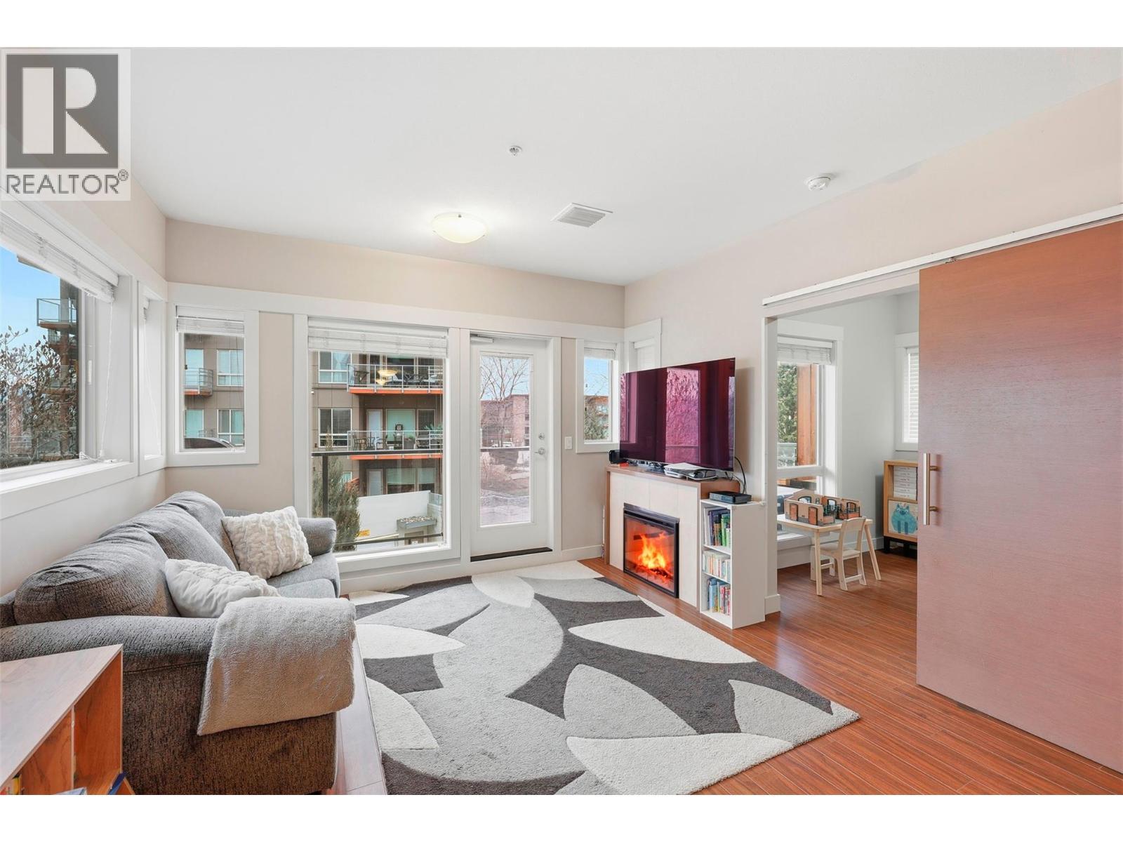 1040 Talasa Court Unit# 3217, Kamloops, BC - Indoor Photo Showing Living Room With Fireplace