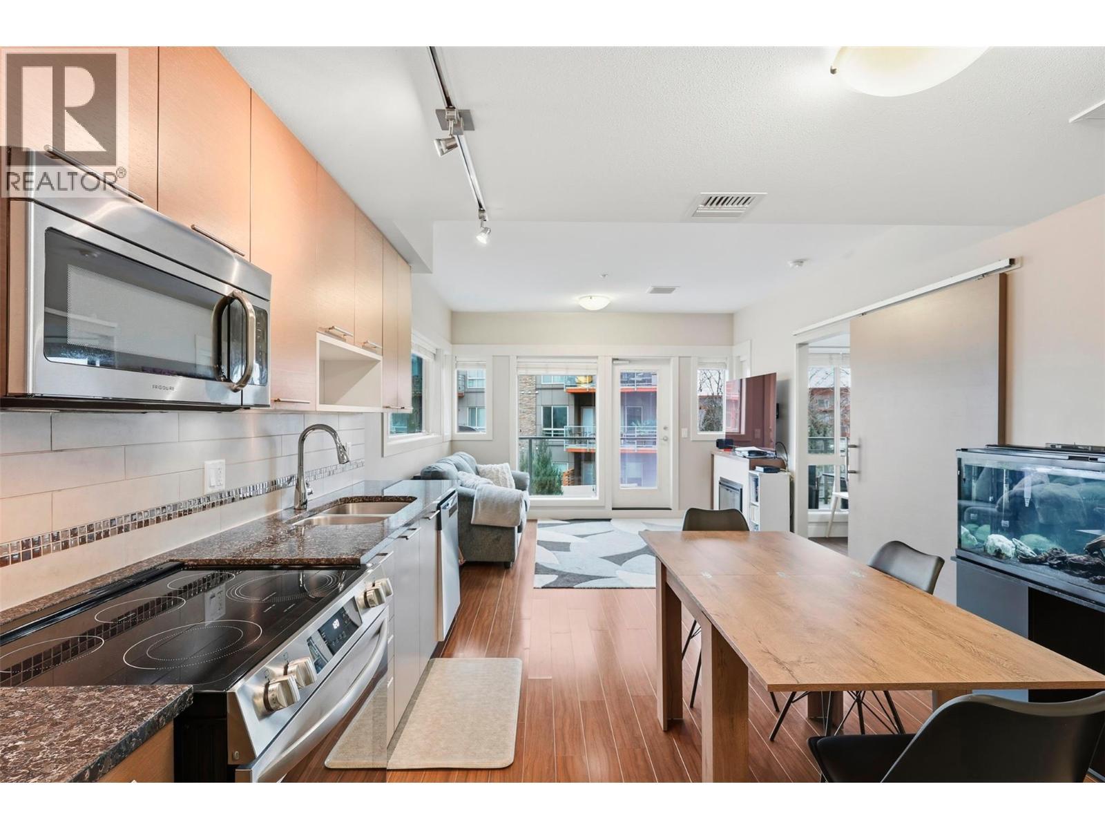 1040 Talasa Court Unit# 3217, Kamloops, BC - Indoor Photo Showing Kitchen With Double Sink