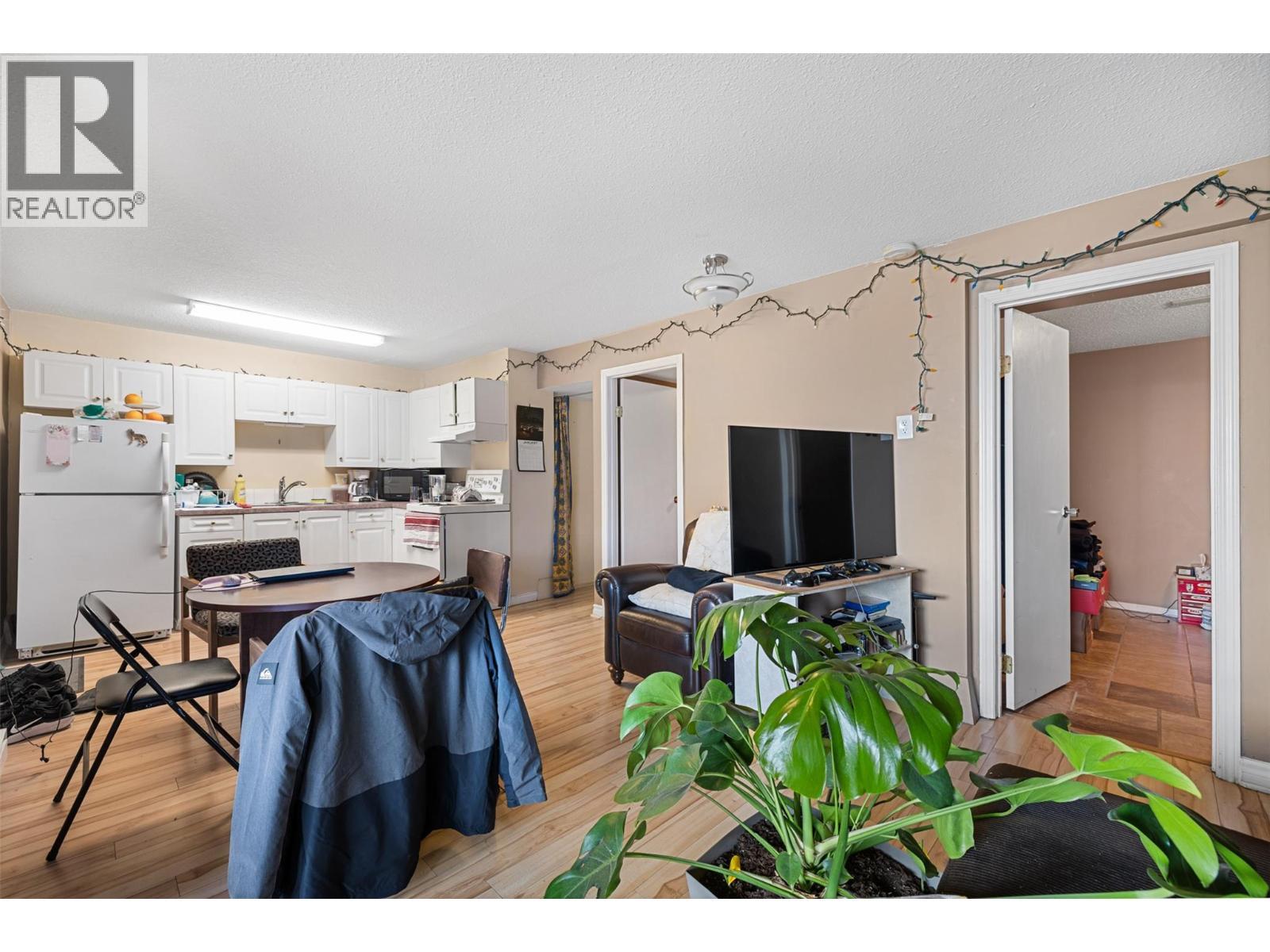 5267 Chute Lake Road, Kelowna, BC - Indoor Photo Showing Kitchen