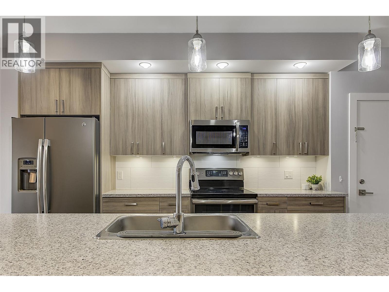 2745 Hewl Road, West Kelowna, BC - Indoor Photo Showing Kitchen With Stainless Steel Kitchen With Double Sink With Upgraded Kitchen