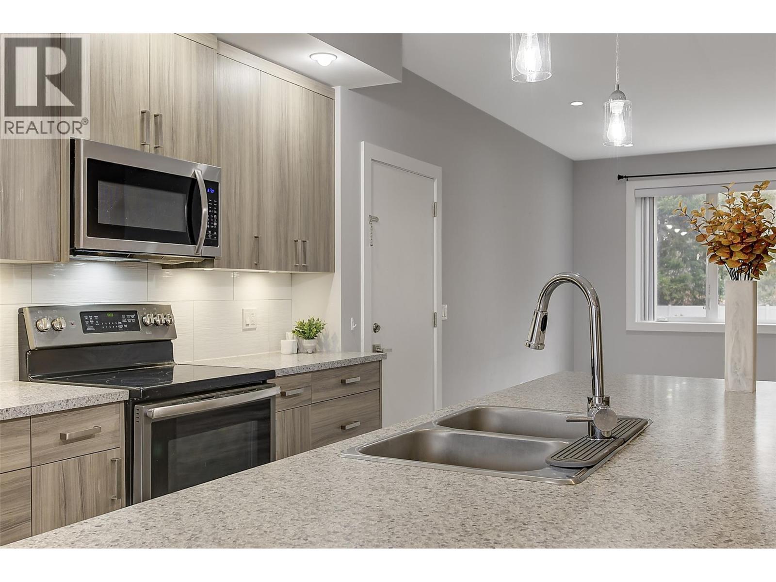 2745 Hewl Road, West Kelowna, BC - Indoor Photo Showing Kitchen With Double Sink With Upgraded Kitchen