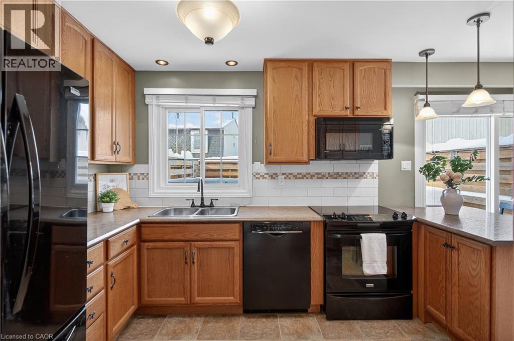 3049 Glencrest Road Unit# 31, Burlington, ON - Indoor Photo Showing Kitchen With Double Sink
