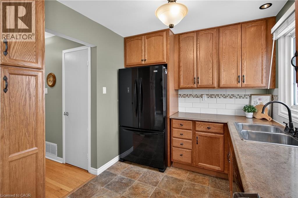 3049 Glencrest Road Unit# 31, Burlington, ON - Indoor Photo Showing Kitchen With Double Sink