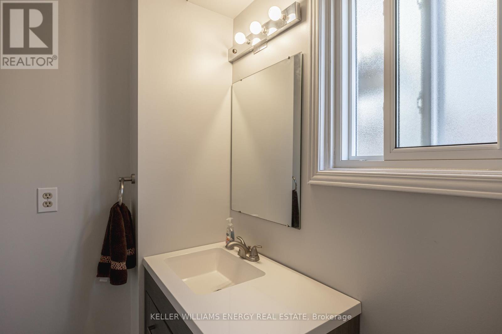 17 Barrow Court, Whitby (Lynde Creek), ON - Indoor Photo Showing Bathroom