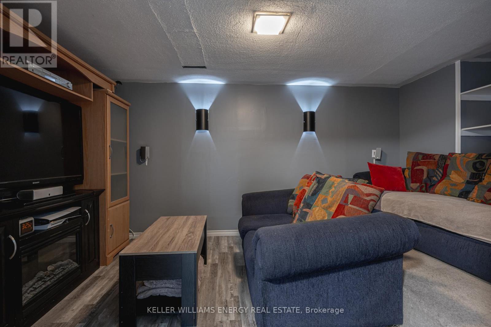 17 Barrow Court, Whitby (Lynde Creek), ON - Indoor With Fireplace