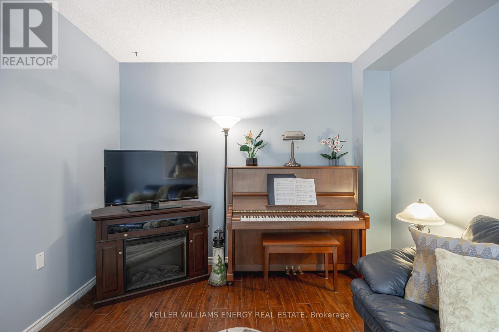 17 Barrow Court, Whitby (Lynde Creek), ON - Indoor Photo Showing Living Room