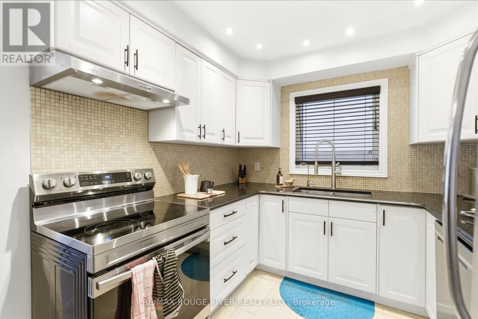 3 Corral Court, Whitby (Blue Grass Meadows), ON - Indoor Photo Showing Kitchen With Stainless Steel Kitchen With Double Sink With Upgraded Kitchen