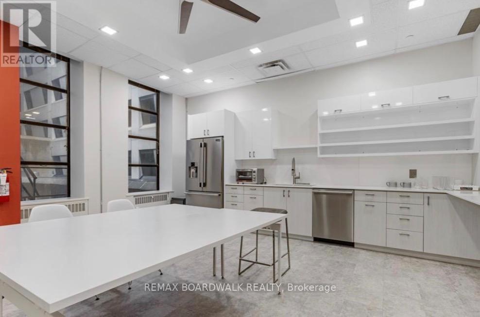 102 Bank Street, Ottawa, ON