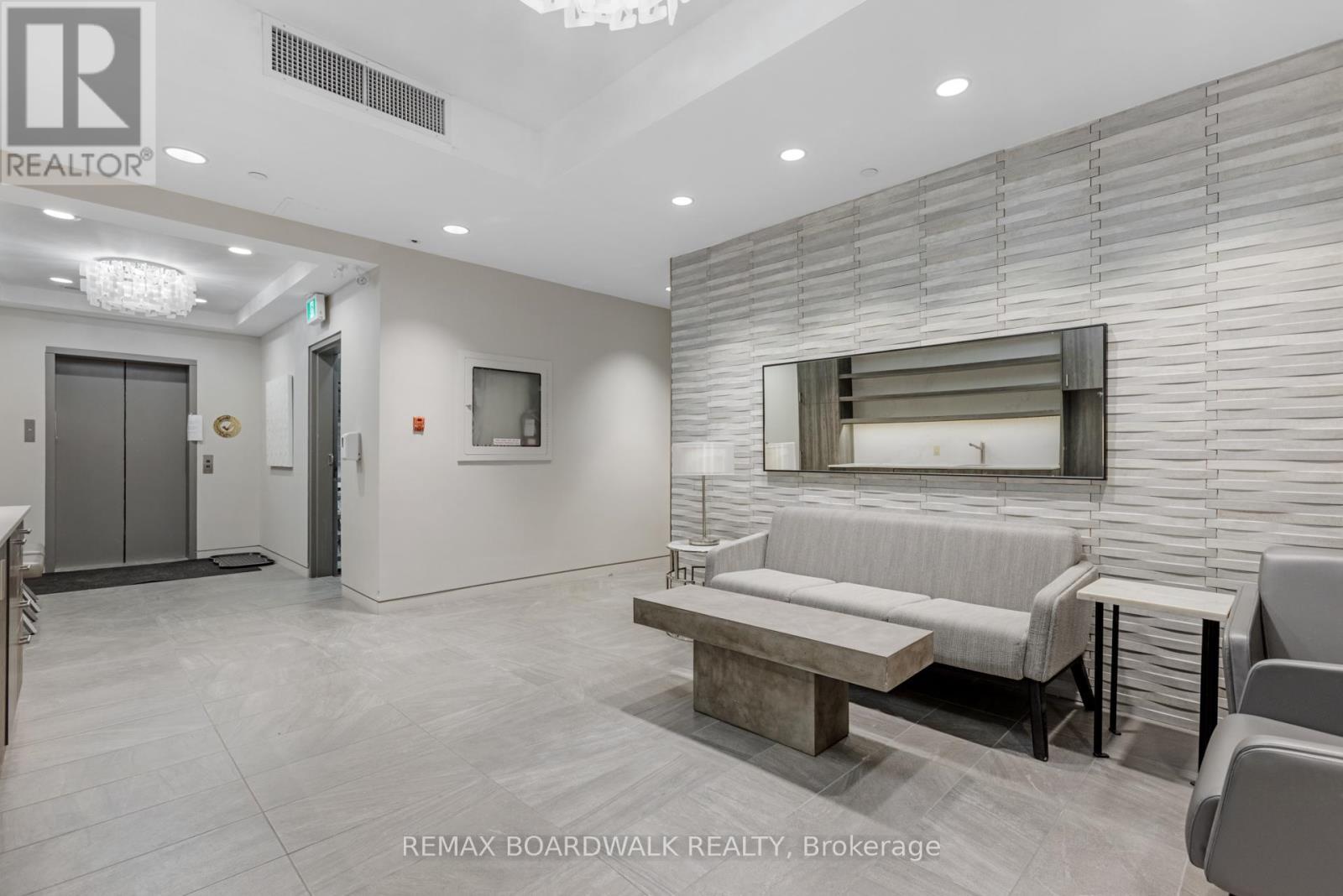 102 Bank Street, Ottawa, ON