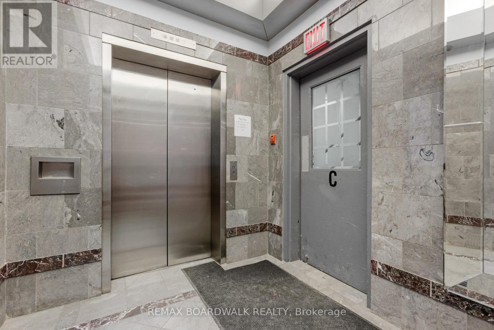 102 Bank Street, Ottawa, ON