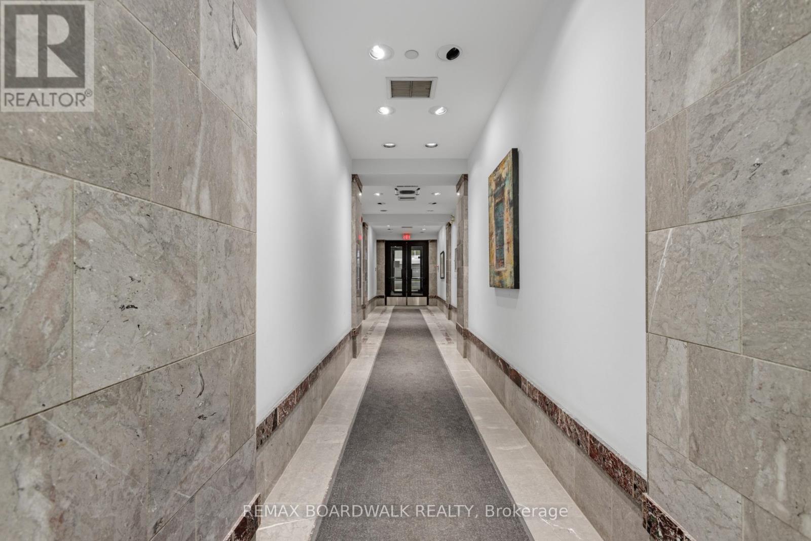 102 Bank Street, Ottawa, ON