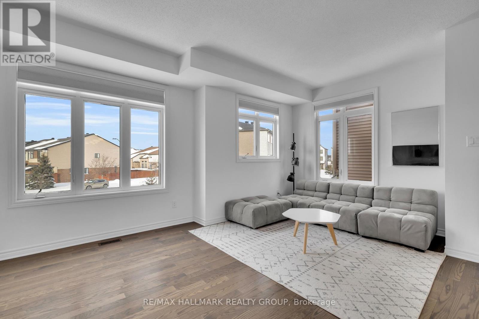 26 Barn Swallow Private, Ottawa, ON - Indoor Photo Showing Living Room