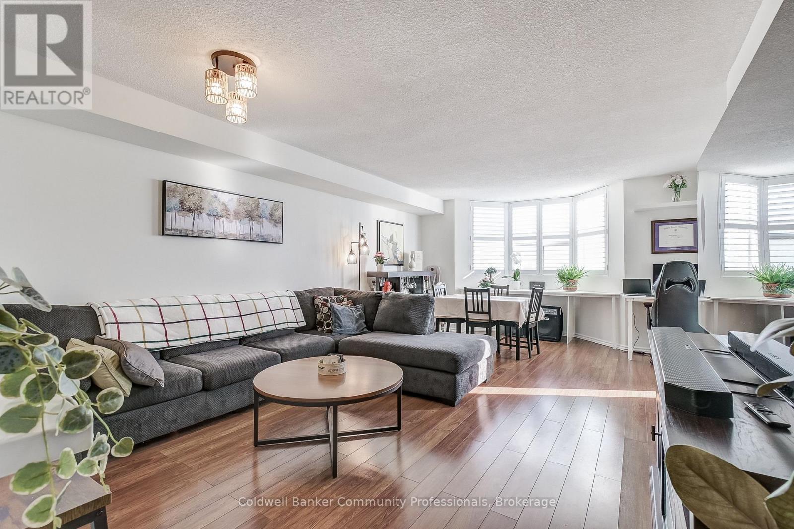 804 - 3845 Lake Shore Boulevard W, Toronto (Long Branch), ON - Indoor Photo Showing Living Room
