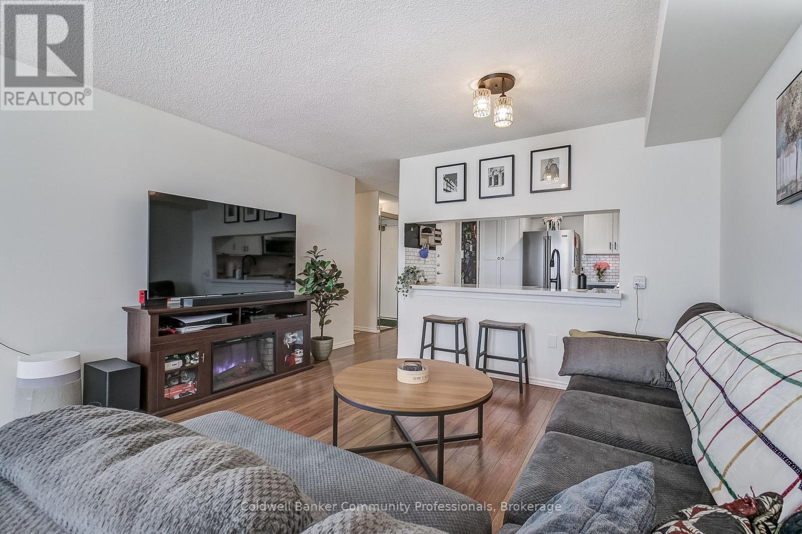 804 - 3845 Lake Shore Boulevard W, Toronto (Long Branch), ON - Indoor Photo Showing Living Room