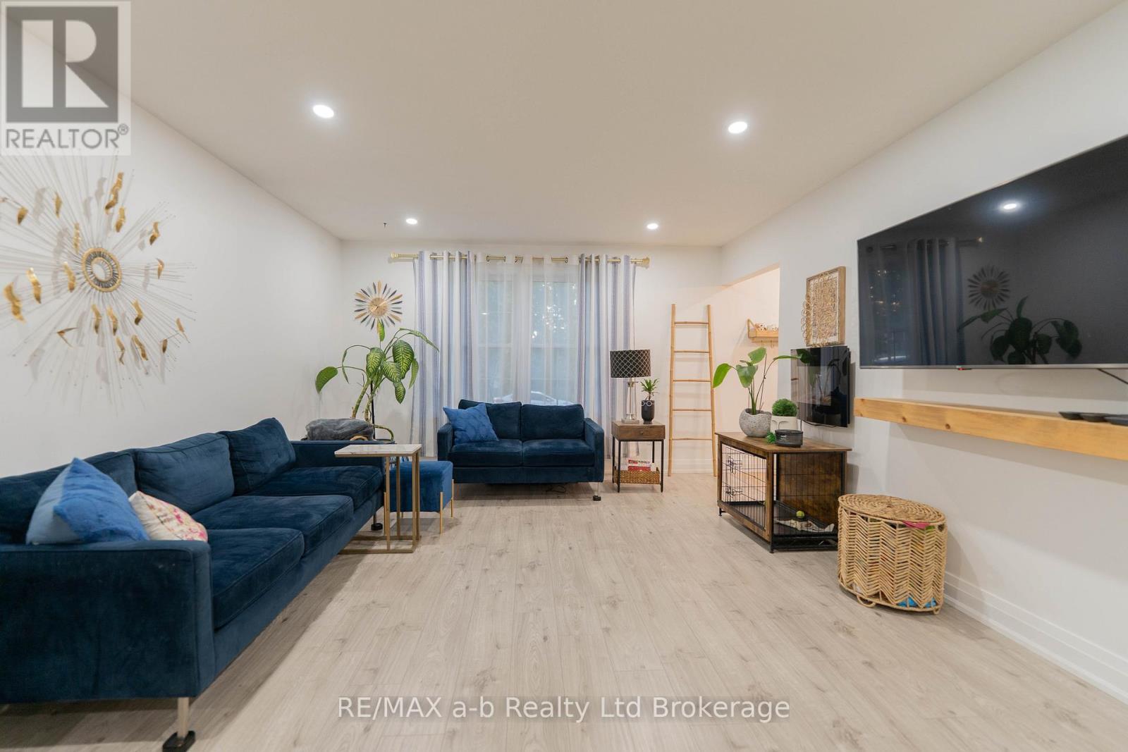 6 Camdon Court, Tillsonburg, ON - Indoor Photo Showing Living Room