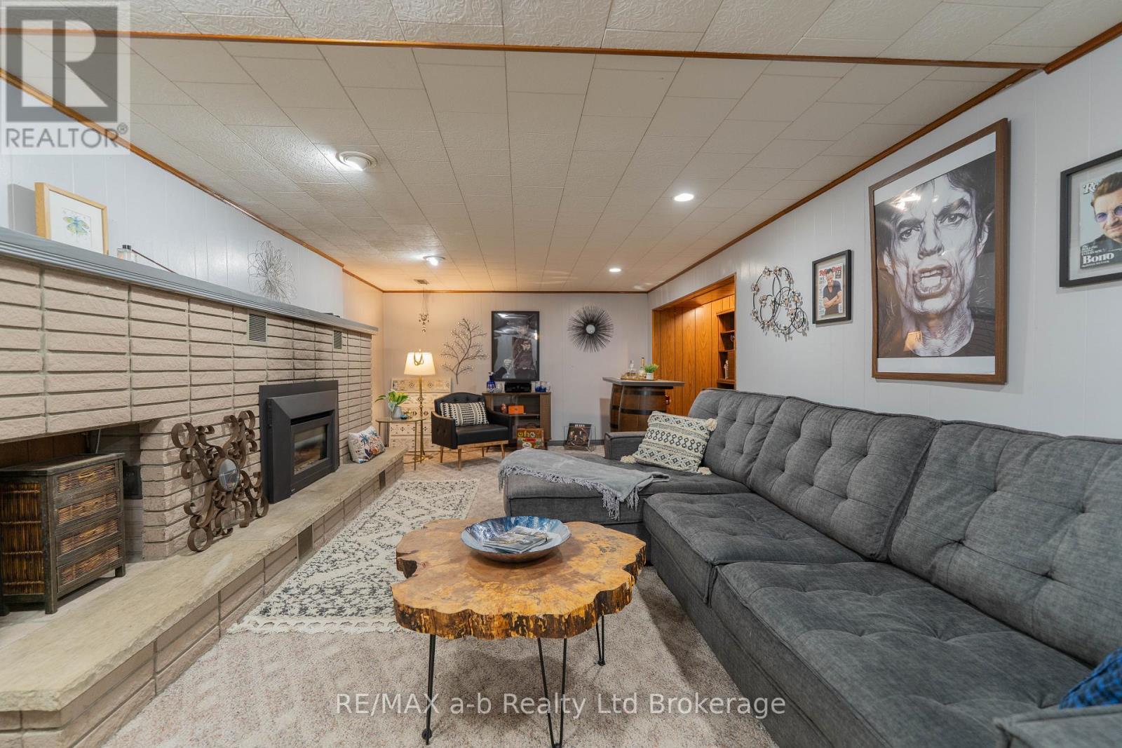 6 Camdon Court, Tillsonburg, ON - Indoor Photo Showing Living Room With Fireplace
