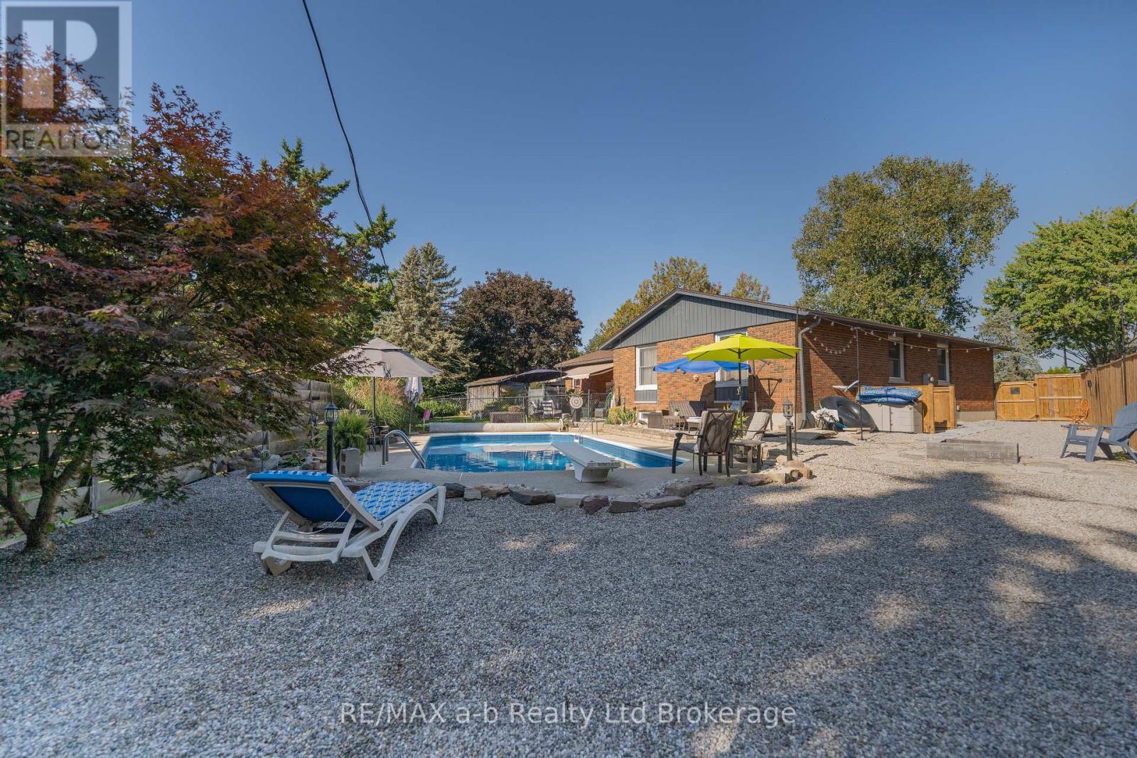 6 Camdon Court, Tillsonburg, ON - Outdoor With In Ground Pool With Backyard