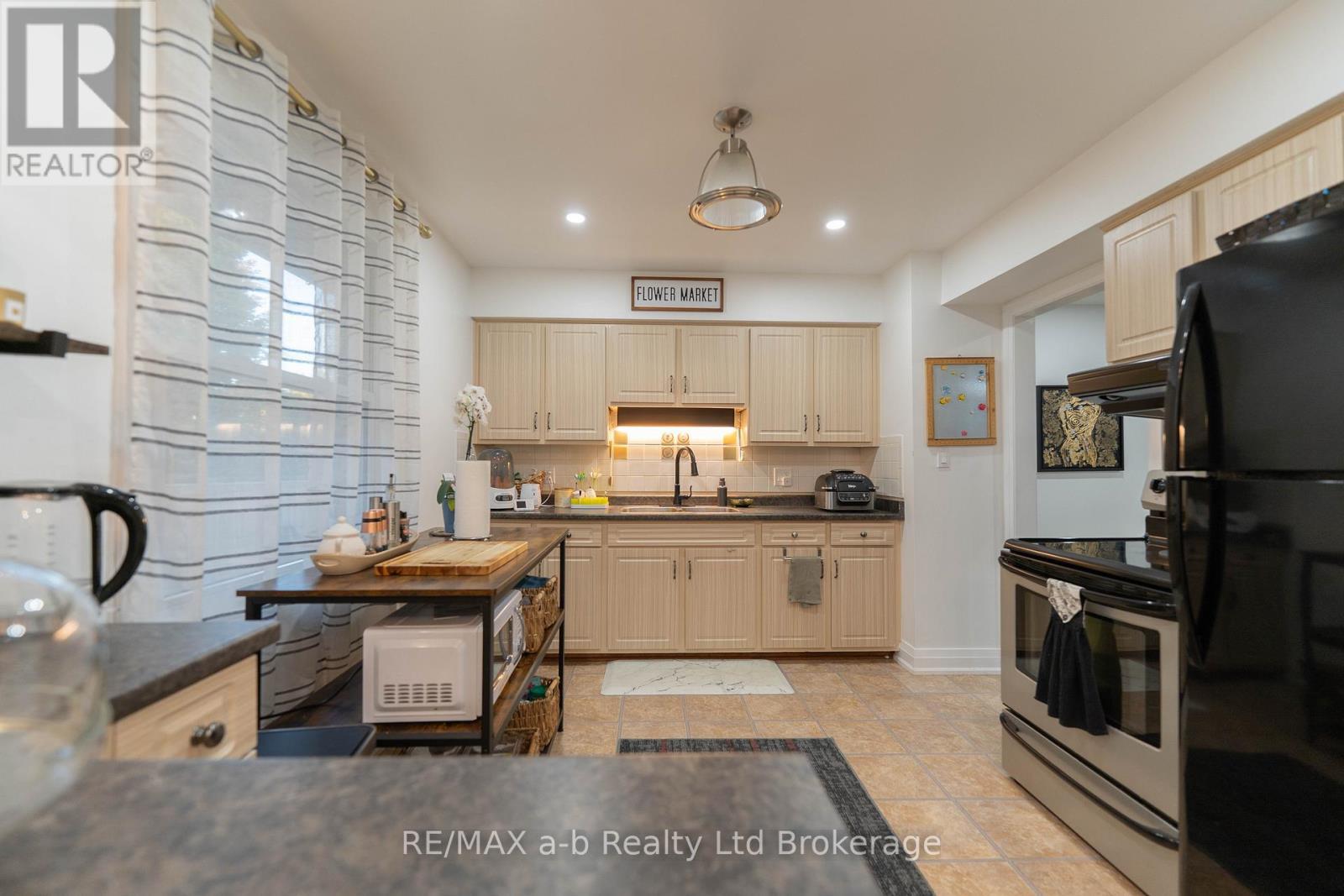 6 Camdon Court, Tillsonburg, ON - Indoor Photo Showing Kitchen