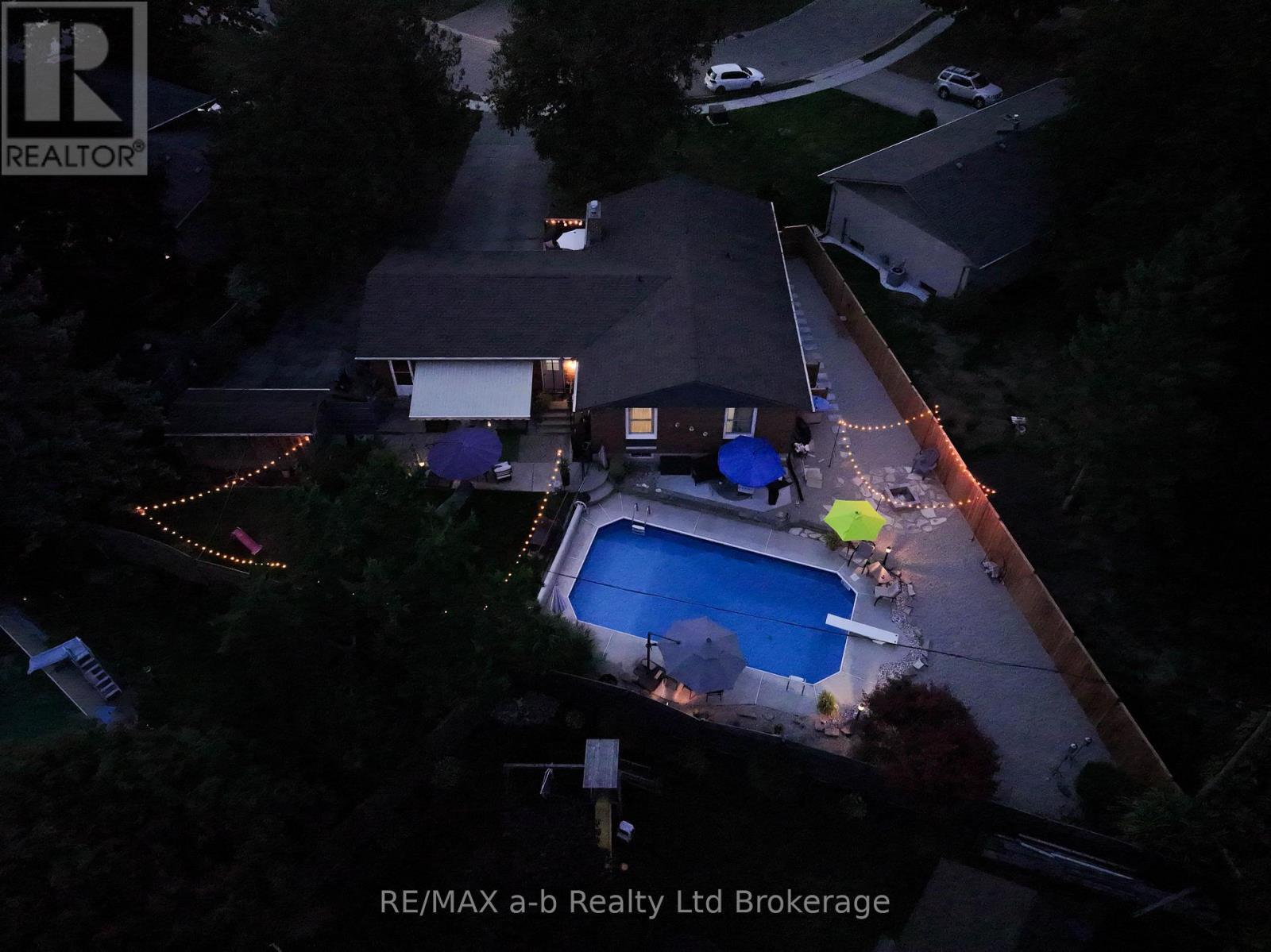 6 Camdon Court, Tillsonburg, ON - Outdoor With In Ground Pool