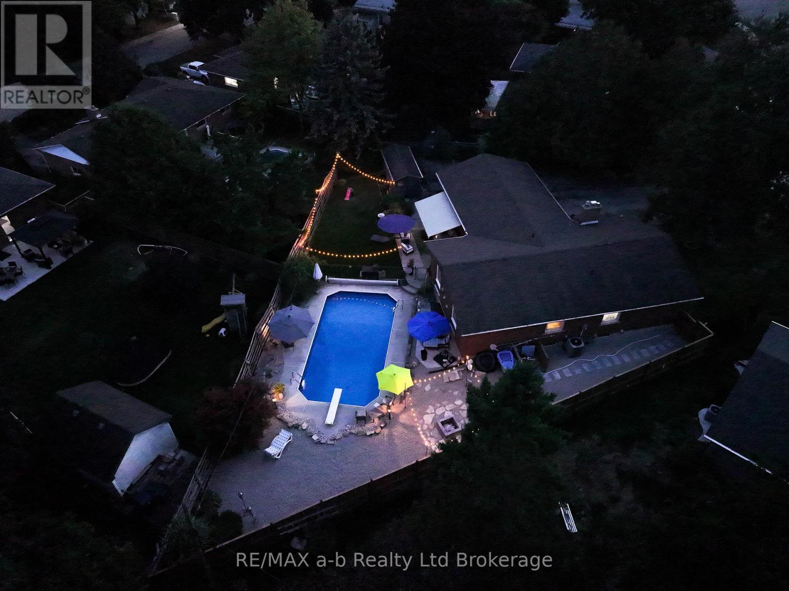 6 Camdon Court, Tillsonburg, ON - Outdoor With In Ground Pool