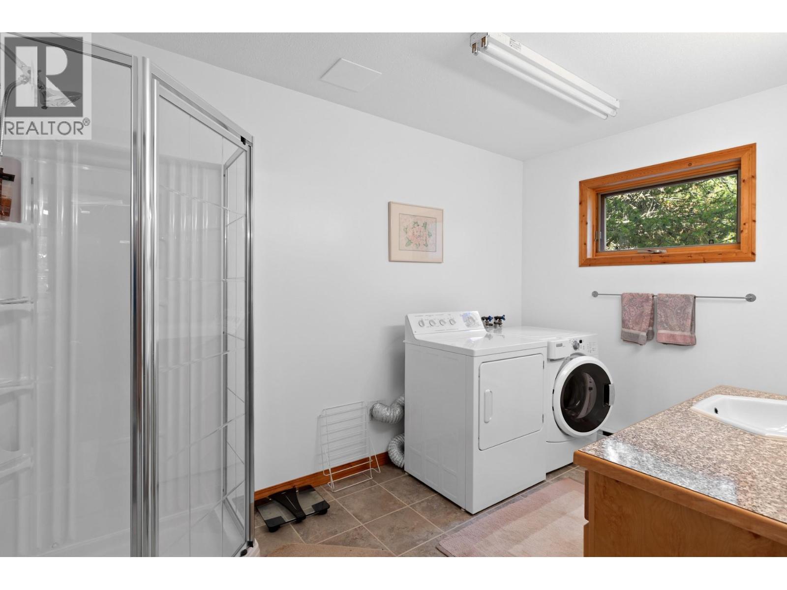 9245 Paradise Road, Kelowna, BC - Indoor Photo Showing Laundry Room